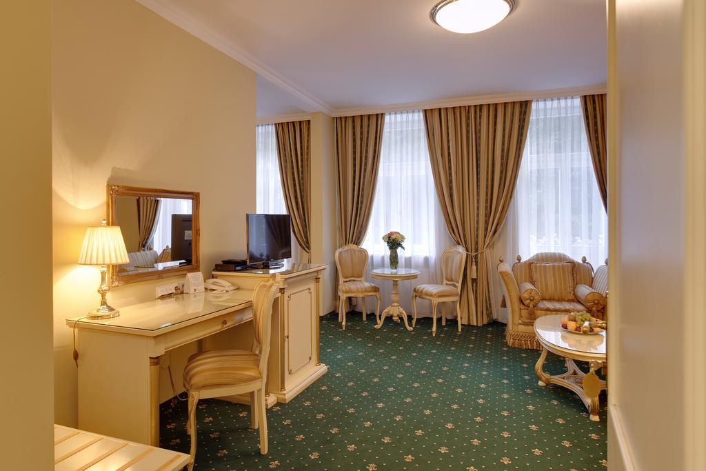 Hotel Saint Petersburg Karlovy Vary Exterior photo